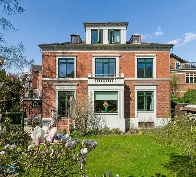 apartment Historisk villalejlighed på 113 m² med altan og carport