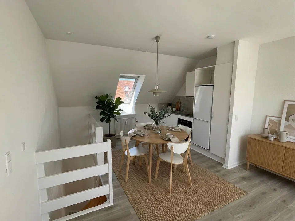 apartment Lys og nyrenoveret 2-værelses lejlighed i to plan med central beliggenhed.