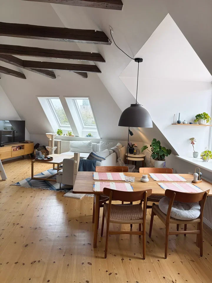 Rummelig 3-værelses taglejlighed med hems, altan og elevator – husdyr tilladt - Fyensgade, Aalborg - 0