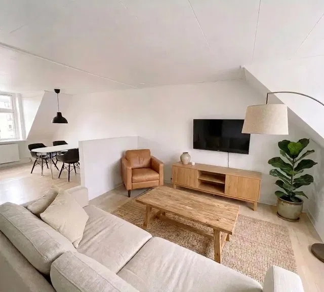 apartment Lys og delevenlig 3-værelses på 90 m2 med skråvægge og grøn fællesgård
