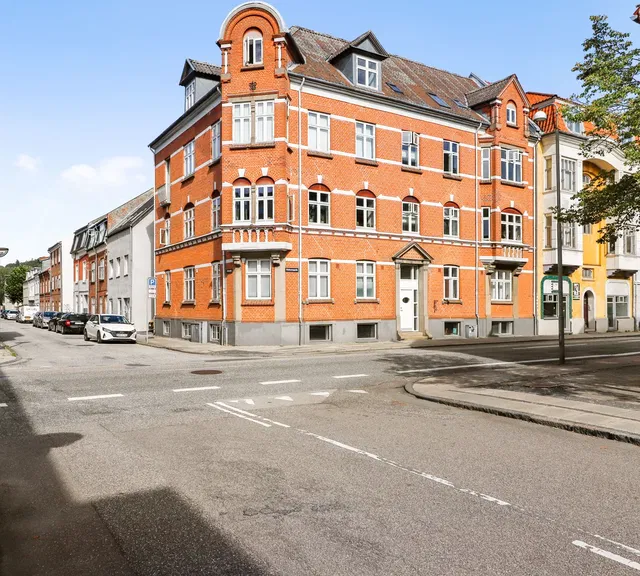 apartment Velindrettet 2-værelses i stueplan på 73 m2 i klassisk rødstensejendom – lyst køkken og rummelig stue