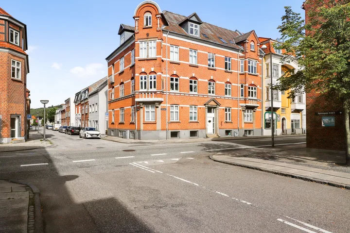 Velindrettet 2-værelses i stueplan på 73 m2 i klassisk rødstensejendom – lyst køkken og rummelig stue - Nyboesgade, Vejle - 0