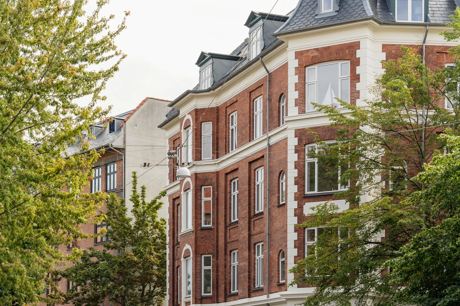 apartment Rummelig 4-værelses bolig med altan og klassiske detaljer
