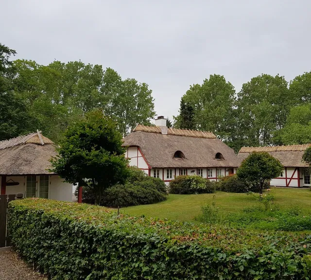 house Idyllisk hus på parklignende grund ved skoven