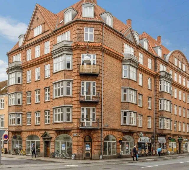 apartment Bright 4-room apartment of 106 m² close to city life