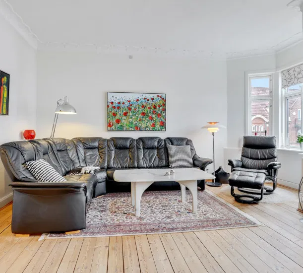 apartment Charming high-ceilinged apartment with balcony