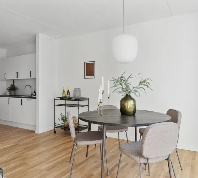 apartment Lys 2-værelses lejlighed med altan og depot