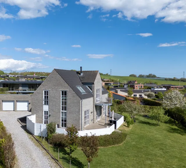 house Lys villa med udsigt over landskabet og plads til familien
