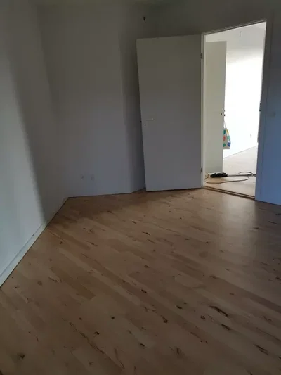 Lys 2-værelses i stueplan med terrasse og grøn udsigt – 54 m2, parkering og nye 3-lags vinduer - Myrdalstræde, Aalborg Øst - 2