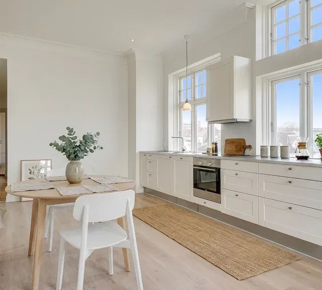 apartment Klassisk 4-værelses palælejlighed på 185 m2 med altan, vandkig og elevator – mulighed for parkering