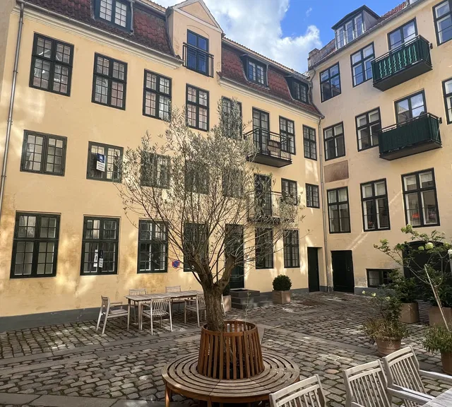 apartment Charmerende bolig i to plan med altan og egen indgang