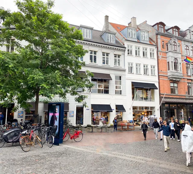 apartment Central 3V-lejlighed med fransk altan og gårdudsigt