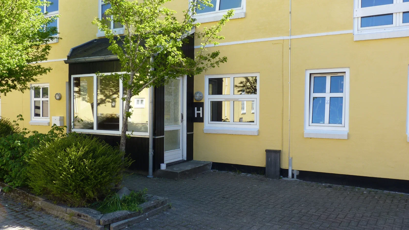 apartment Central 1-room apartment of 32 m2 right by the pedestrian street – pets allowed by agreement and parking at the property
