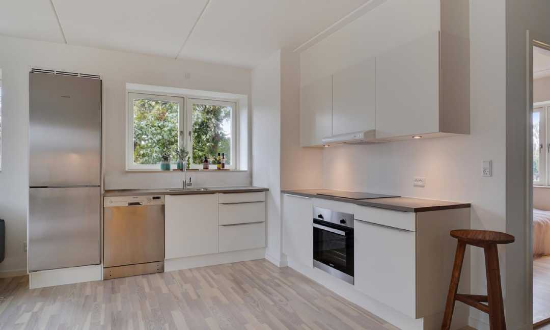 apartment God og stor 2-vær på 71 m2. Dejlig privat terrasse mod syd. Tæt på indkøb! Depotrum i kælderen