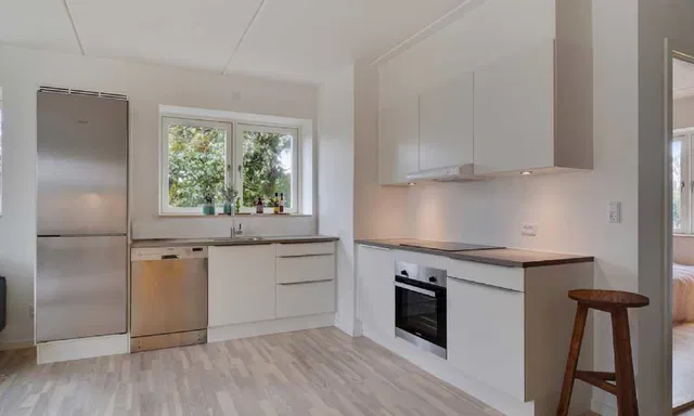 apartment God og stor 2-vær på 71 m2. Dejlig privat terrasse mod syd. Tæt på indkøb! Depotrum i kælderen