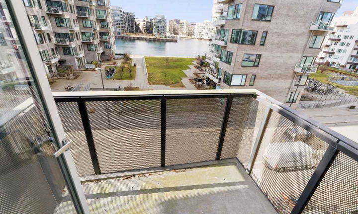 INGEN BINDINGSPERIODE - 1 vær. lejebolig i A-huset med altan og udsigt til vand – billede 1