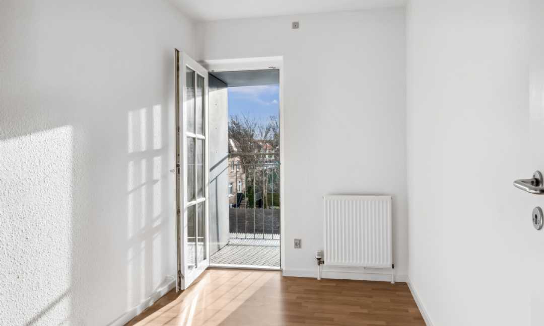apartment Affordable and Perfectly Located 3-Room Apartment with Balcony – ONLY 2 MONTHS’ DEPOSIT!