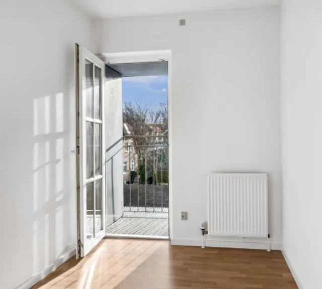 apartment Affordable and Perfectly Located 3-Room Apartment with Balcony – ONLY 2 MONTHS’ DEPOSIT!