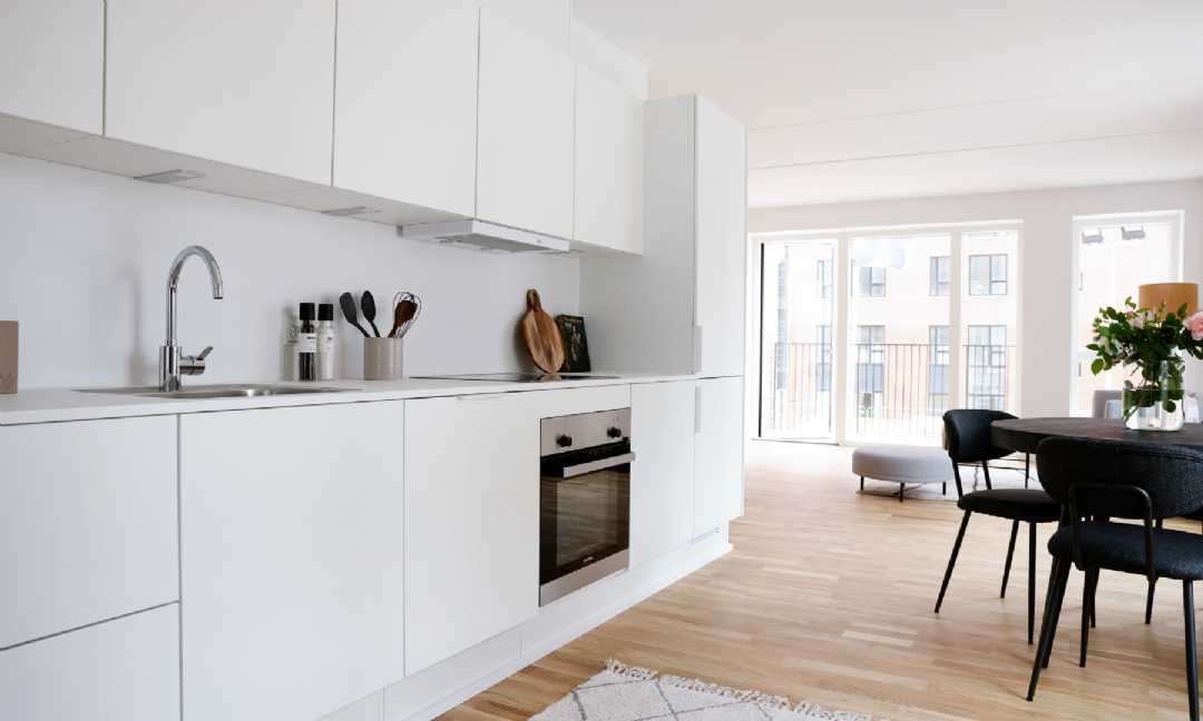 apartment Stor 3-værelses bolig med dejlig lyst køkken, gulvvarme i hele boligen og stor altan ud mod gården!