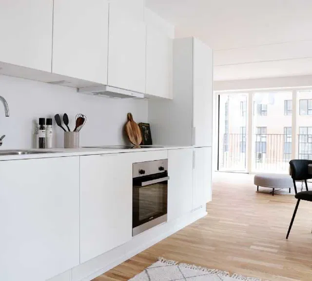 apartment Stor 3-værelses bolig med dejlig lyst køkken, gulvvarme i hele boligen og stor altan ud mod gården!