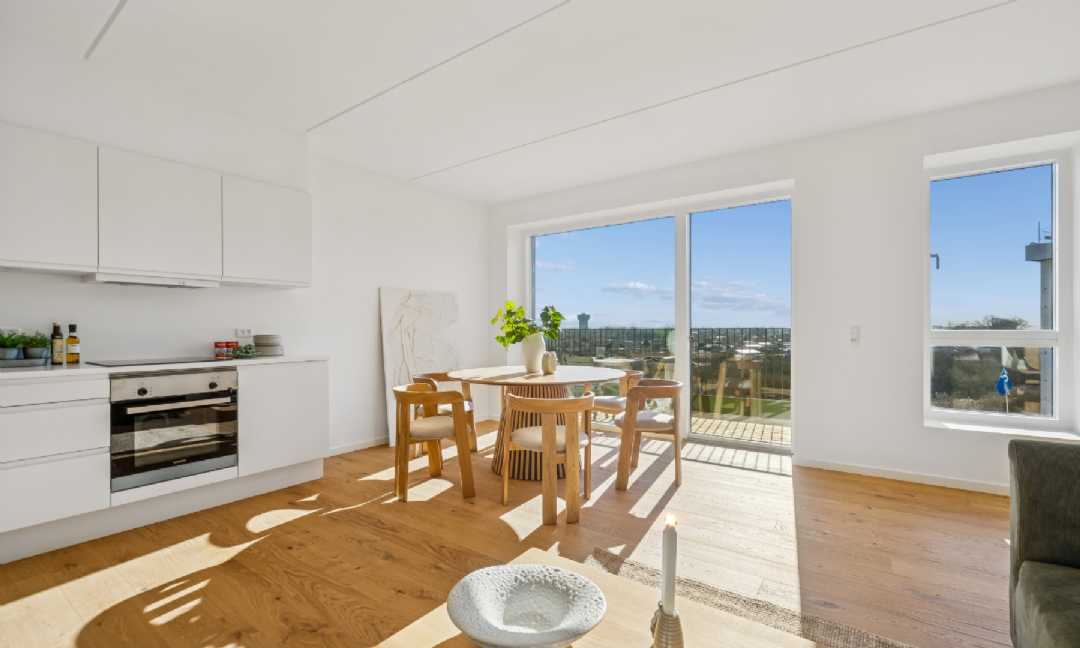 apartment Exclusive Large 4-Room Apartment with Balcony