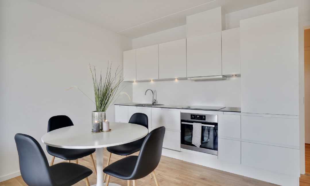 apartment Rummelig og lys 4-værelses lejlighed med altan i et moderne byggeri i Søborg
