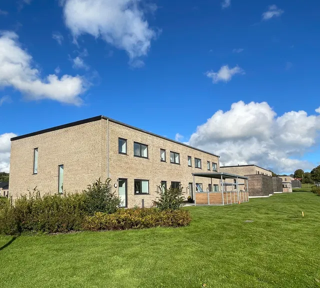 townhouse Rummeligt rækkehus med have og carport i Aars