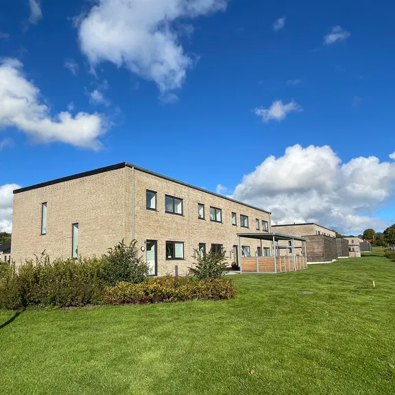 townhouse Rummeligt rækkehus med have og carport i Aars