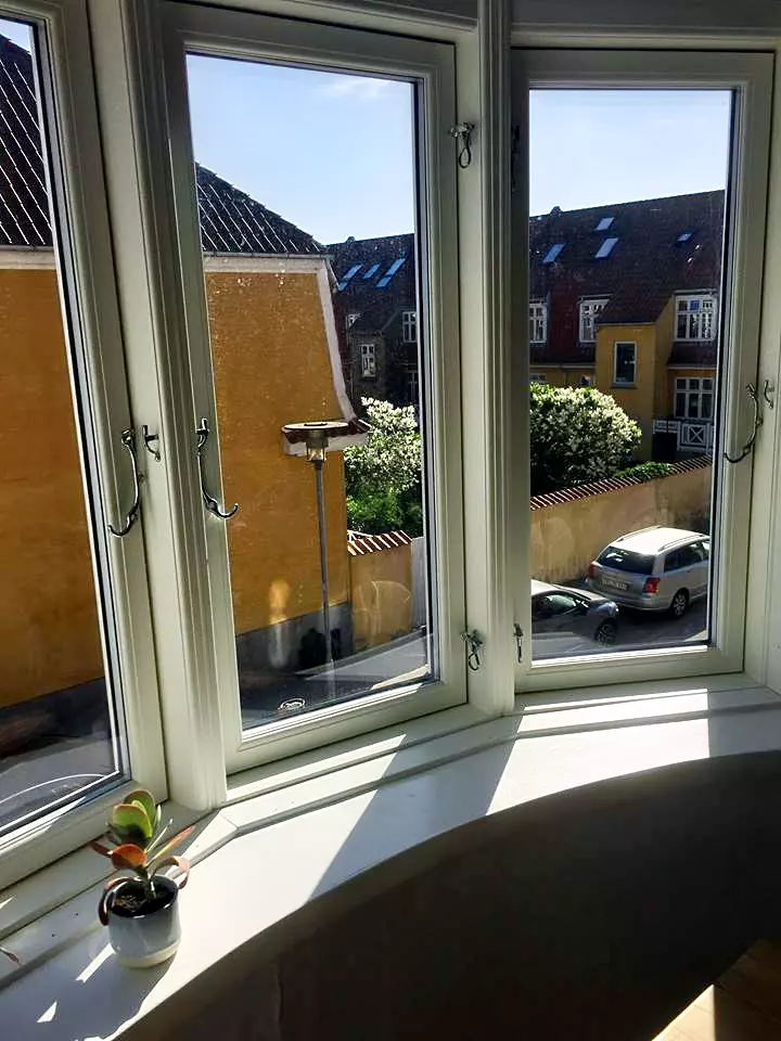 apartment Lys 2-værelses med karnap, plankegulve og grønt kig – indflytning 1. december