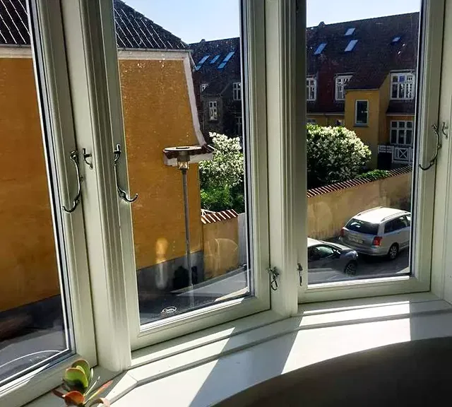 apartment Lys 2-værelses med karnap, plankegulve og grønt kig – indflytning 1. december
