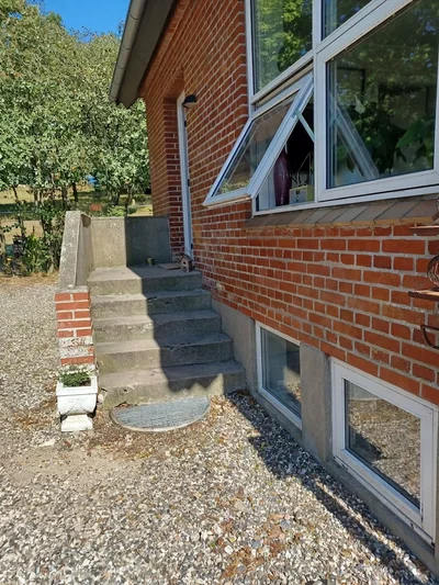 Klassisk rødstenshus med have, terrasse og parkering – husdyr tilladt - Skovly, Tjele - 1