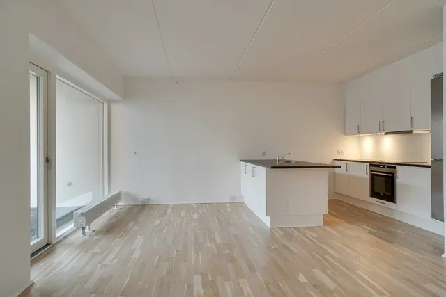 apartment Bright 3-Room Home with Southwest-Facing Balcony