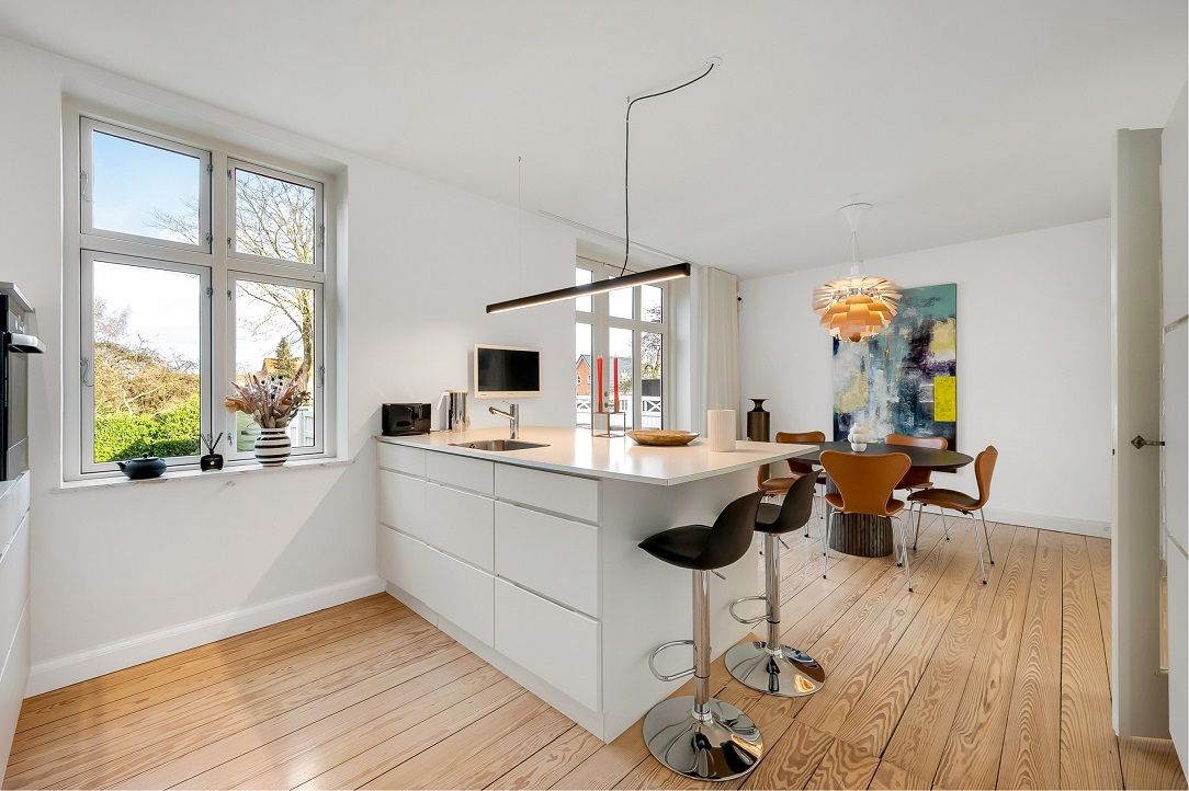house Charmerende byvilla med have og garage