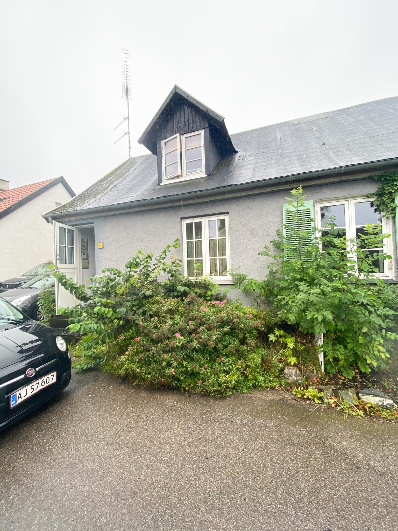 house Charmerende byhus med egen have nær Tisvildeleje