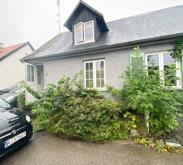 house Hyggeligt byhus med sydvendt have nær Tisvildeleje