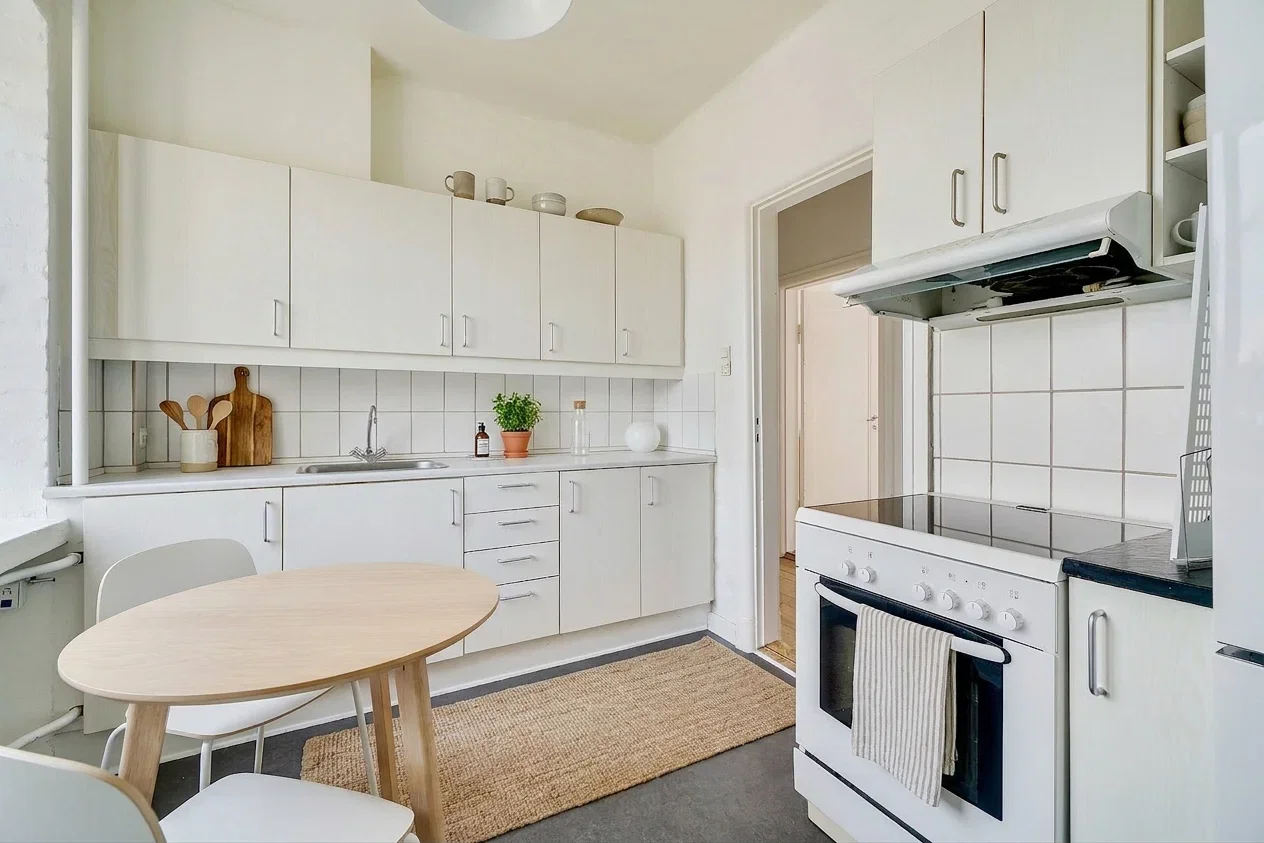 apartment 3 værelses lejlighed på 96 m² beliggende på hjørnet af Bispensgade med store vinduespartier, der giver en masse lys