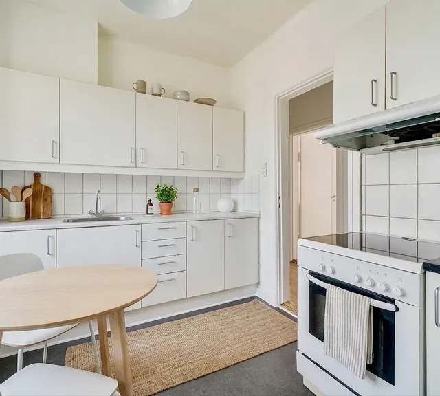 apartment 3 værelses lejlighed på 96 m² beliggende på hjørnet af Bispensgade med store vinduespartier, der giver en masse lys
