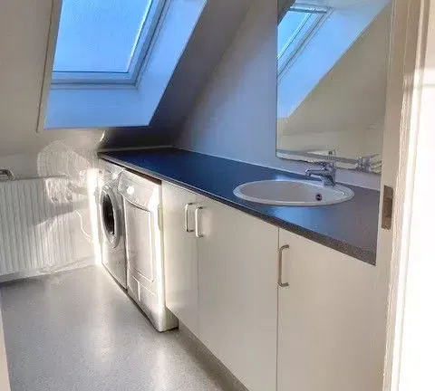 apartment Lys 2-værelses taglejlighed på 51 m2 med synlige bjælker og egen vaskemaskine og tørretumbler