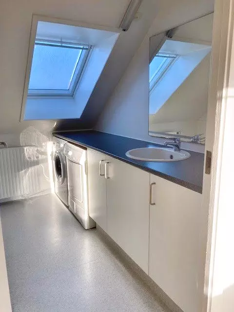 Lys 2-værelses taglejlighed på 51 m2 med synlige bjælker og egen vaskemaskine og tørretumbler - Torvet, Videbæk - 0