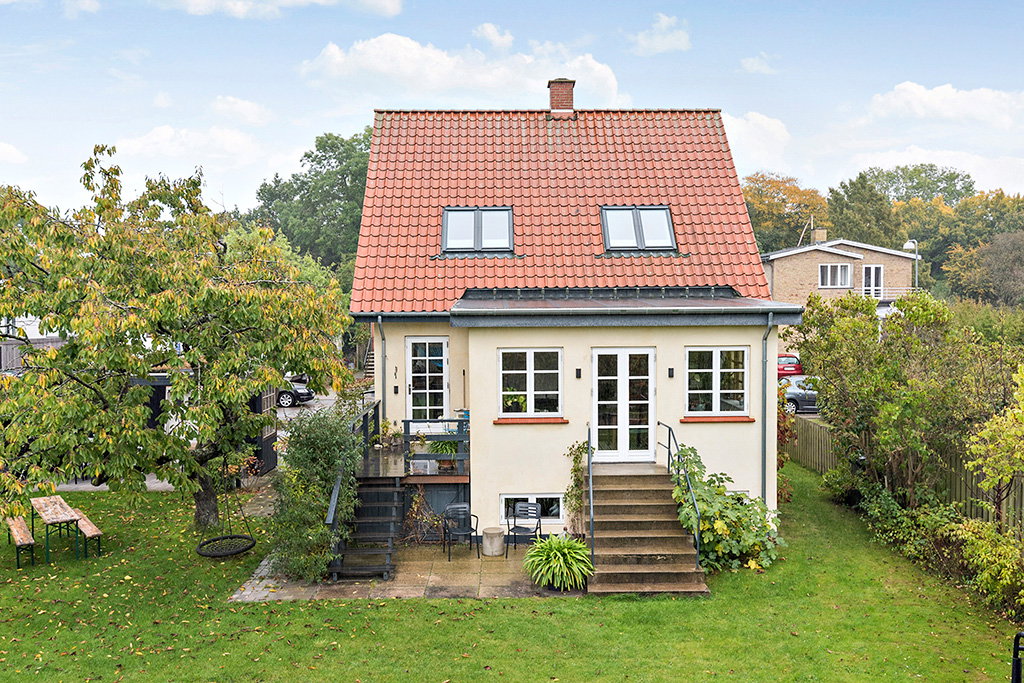 house Charmerende villa med have og overdækket terrasse