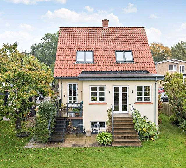 house Charmerende villa med have og overdækket terrasse