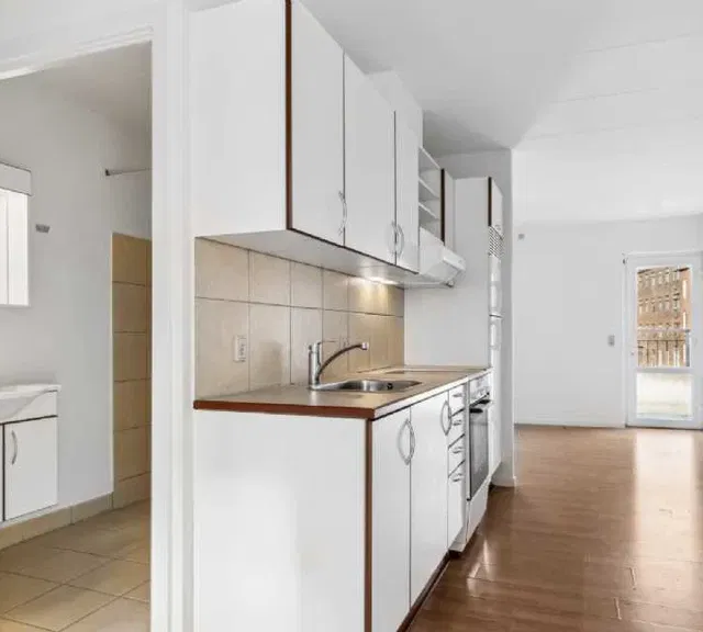 apartment Lovely share-friendly home with balcony! - ONLY 2 MONTHS' DEPOSIT!