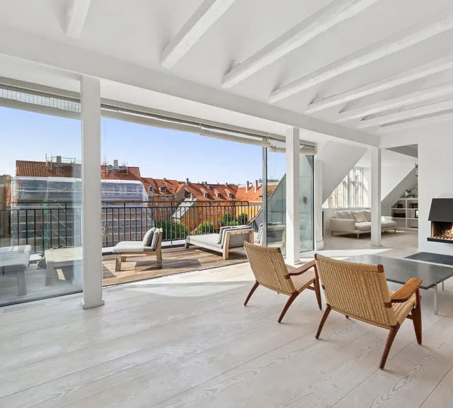 apartment Historisk penthouse med privat tagterrasse og parkering