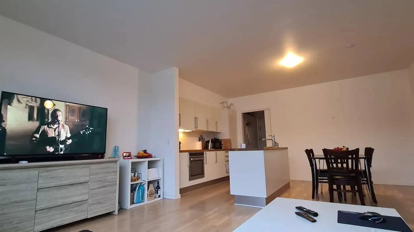apartment Lys og rummelig 4-værelses på 101 m2 med altan/terrasse, elevator og parkering – husdyr tilladt