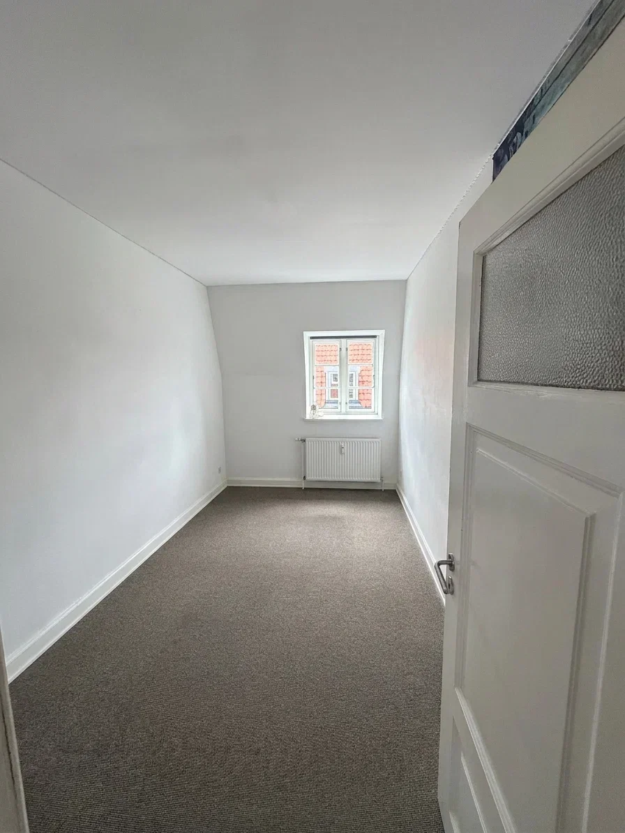 apartment Stor 6-værelses på 218 m2 med altan/terrasse, parkering og husdyr tilladt – oplagt til deling