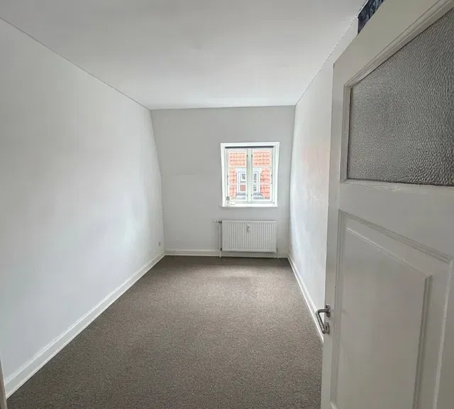 apartment Stor 6-værelses på 218 m2 med altan/terrasse, parkering og husdyr tilladt – oplagt til deling