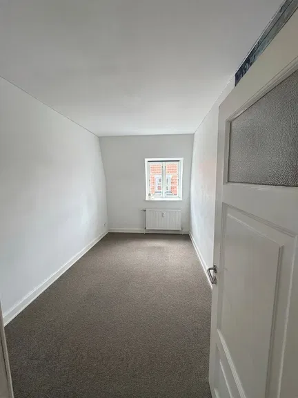 apartment Stor 6-værelses på 218 m2 med altan/terrasse, parkering og husdyr tilladt – oplagt til deling