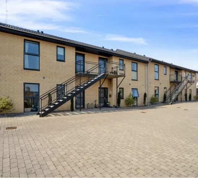 apartment Lys 3-værelses lejlighed med altan