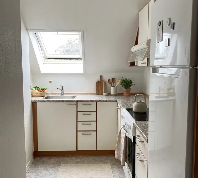 apartment Lys og indbydende lejlighed med stukdetaljer, plankegulve og charmerende køkken med ovenlysvindue.
