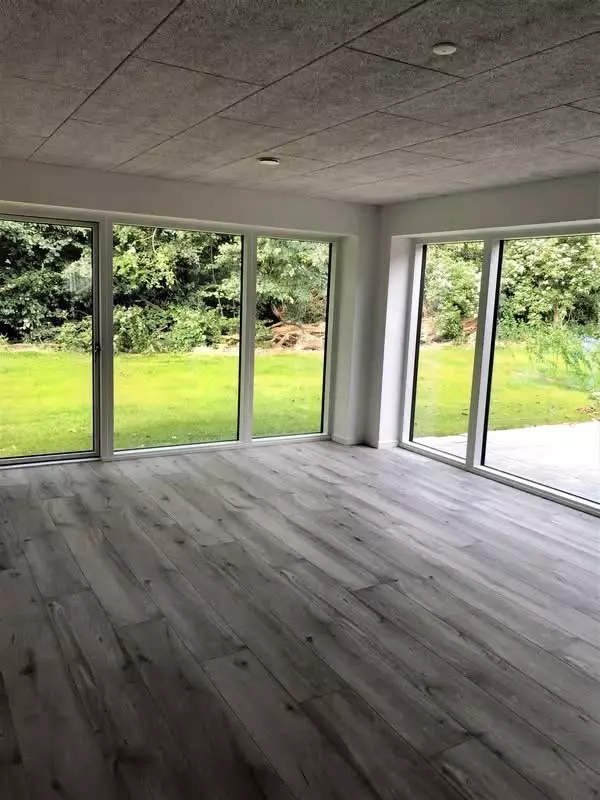apartment Luksuriøst rækkehus i ét plan med egen terrasse, have og parkering – 118 m2